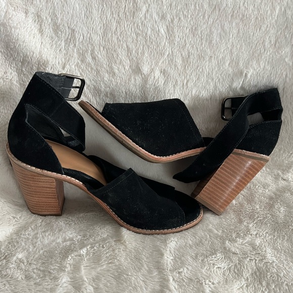 Ugg size 8 1/2 black strap chunky heeled sandals. Great condition. - Picture 5 of 7